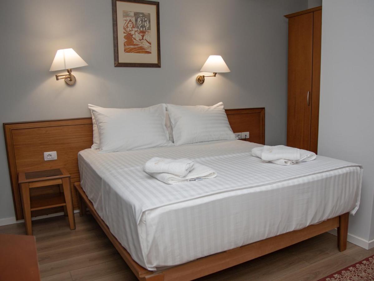 Arber Hotel Tirana Esterno foto