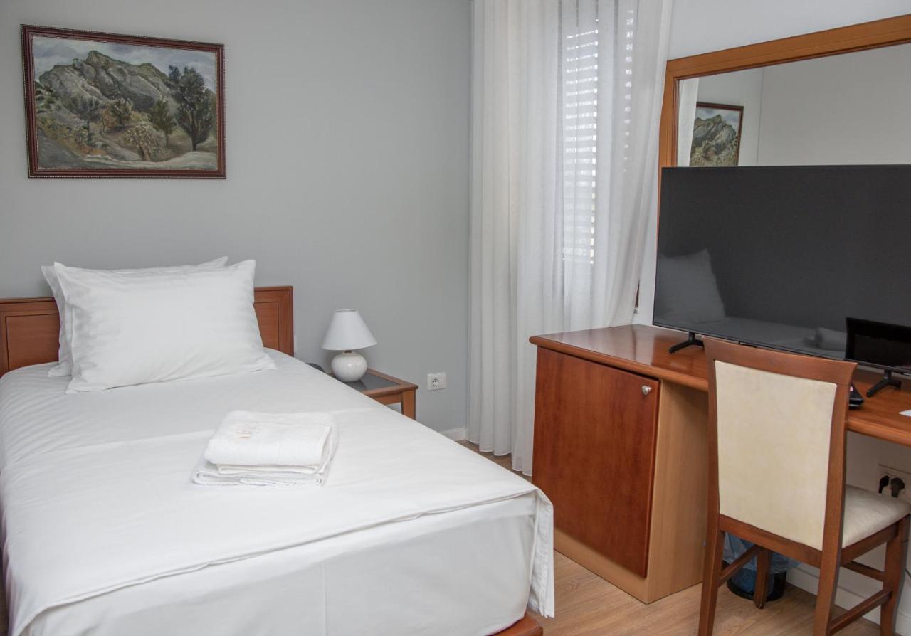 Arber Hotel Tirana Esterno foto