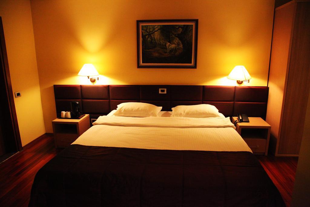Arber Hotel Tirana Esterno foto