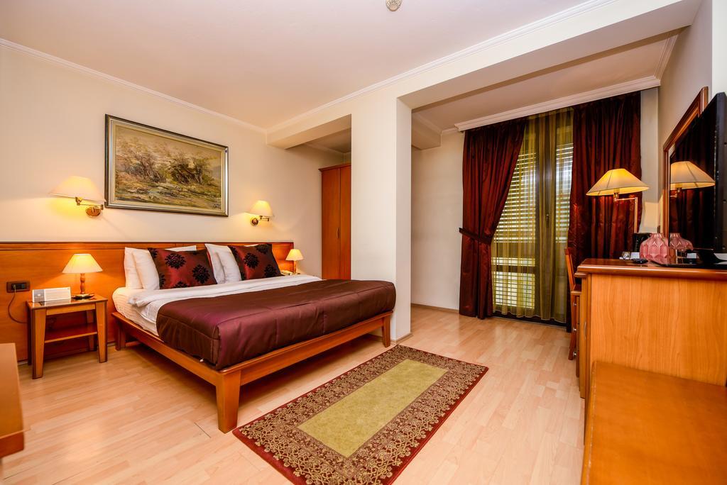 Arber Hotel Tirana Esterno foto