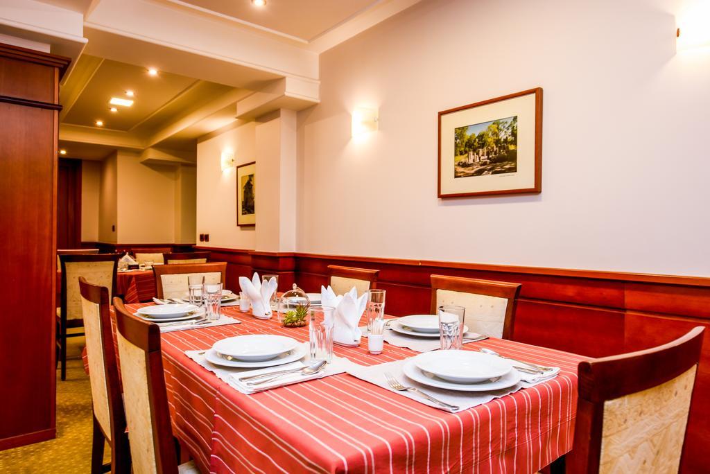 Arber Hotel Tirana Esterno foto